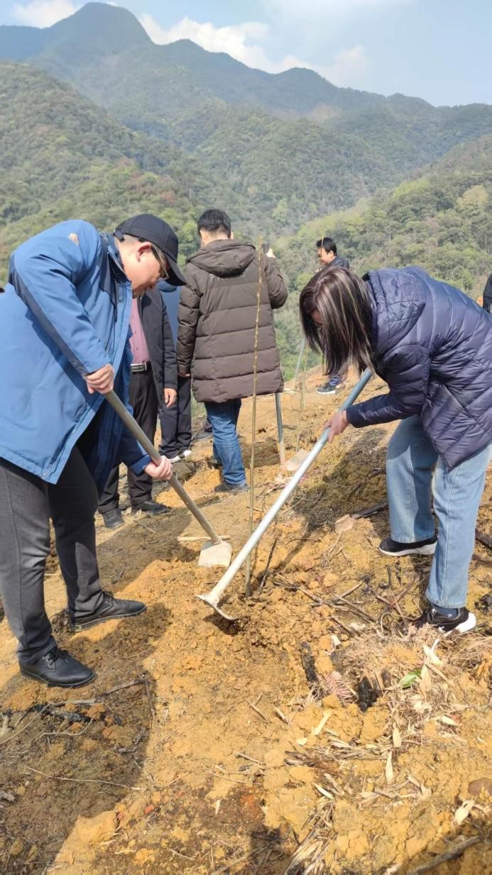 碳惠山?！ば雍糜心恪疤蓟蒎\旗”醫患共植“滬明杏林”活動